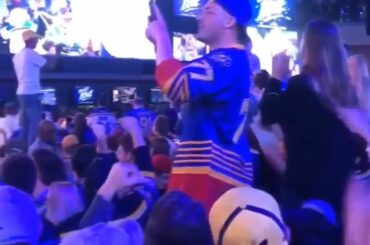 Les fans de @stlouisblues avec le chant "WE WANT BOSTON" à la soirée de surveillance de la nuit dernière. ...