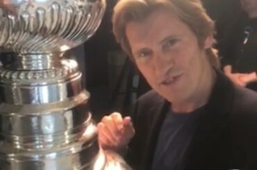 Un énorme fan de @nhlbruins @denisleary se sent suffisamment en confiance pour toucher le ...