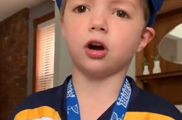 Auggie chantant sa chanson de but @stlouisblues est la chose la plus mignonne que vous verrez tous d ...