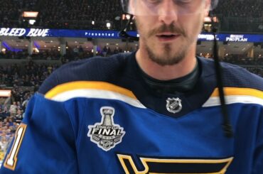 Tyler Bozak voit son peuple dans une mer de pulls @stlouisblues. #Coupe Stanley...