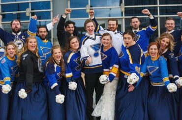 Plus de / moins de cinq parties de Gloria à ce mariage?

#StanleyCup #MyPlayoffsMom ...