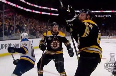 Les @nhlbruins aiment marquer en grappes. #Coupe Stanley
: @nhlonnbcsports
: @des sports...
