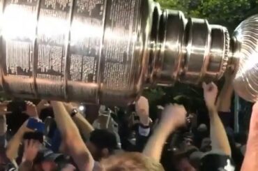 Quelle réception pour les @stlouisblues quand ils sont rentrés à la maison avec les #Stanley ...