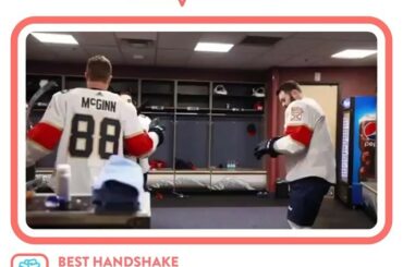 Toujours uniques, Keith Yandle et @ jonnyhuby11 ont l'un des meilleurs Handsha ...