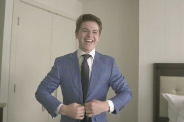 En toute sécurité, @colecaufield était enthousiasmé par le #NHLDraft, ainsi que par son costume!
...