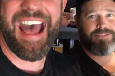 On dirait que @rainnwilson n'aura pas besoin de protéger @johnkrasinski avec du ...