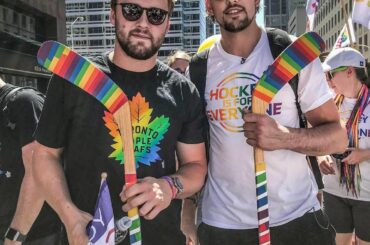 Différentes équipes, même fierté.

@morganrielly et @kurtisgabriel_ marchent ensemble dans ...