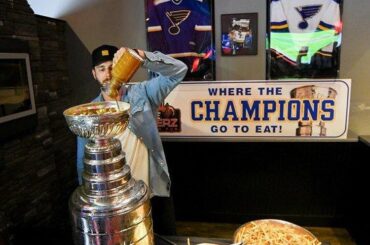 Poutine dans le #StanleyCup. Denim sur denim. @ jedmundson3 est un fier Canadien. ...