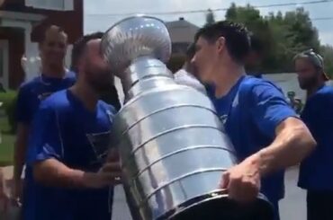 "Le gagnant peut boire de la #StanleyCup!" David Perron en train de faire dr ...