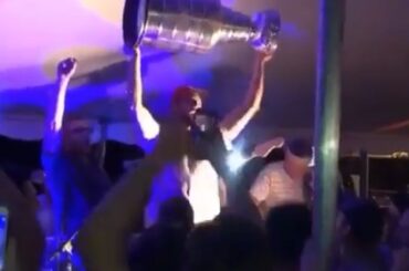 Robert Bortuzzo donne à Thunder Bay, en Ontario, un avant-goût de la #StanleyCup tu sais? ...