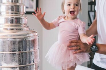 La fille de Jordan Nolan avec le #StanleyCup est trop mignonne! (@ jordannolan_71) ...