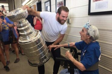 Ryan O'Reilly partage la #StanleyCup avec sa grand-mère de 99 ans, c'est tout ...