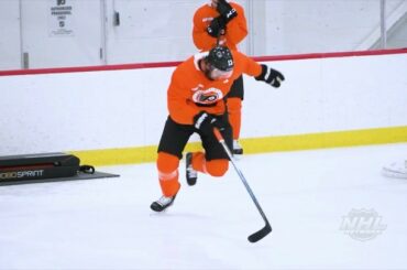 Rendez-vous de près au camp d'entraînement @philadelphiaflyers avec un autre ...