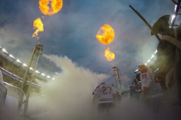 Feu et glace. Le jeu des anciens commence. #WinterClassic ...