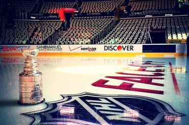 Il y a un invité d'honneur spécial ce soir pour aider à lever la bannière @LAKings. #Bec ...
