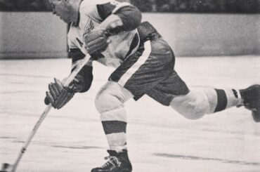 #TBT: En ce jour de 1946, Gordie Howe, âgé de 18 ans, a marqué son premier but dans la ...