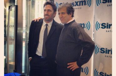 Regarde qui est au #NHLStore pour une émission SiriusXM avec @MadDogRadio. C'est @hlundq ...