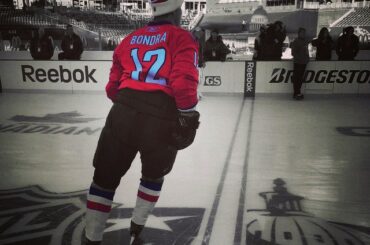 Les légendes s'installent sur la glace à l'approche du #WinterClassic ....