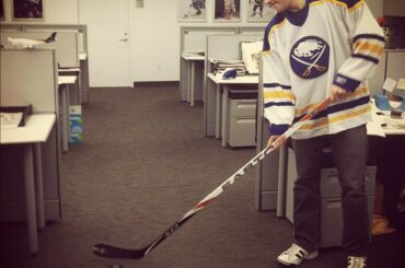 Une autre journée au bureau pour célébrer #hwaa! #sabres ...