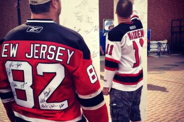 Fans de #njdevils signant le grand D en préparation pour ce soir. #NJDLAK ...