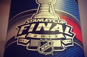 En route vers la journée des médias #StanleyCup, nous avons vu des panneaux de signalisation en cours de route. #njdlak ...