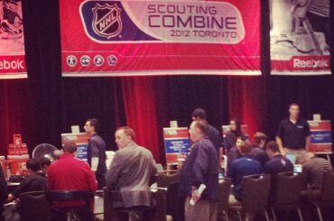 Dos brillant et tôt pour les tests de condition physique à la #NHLCombine. Restez à l'écoute pour les mises à jour ...