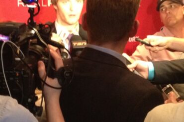 Le prospect Mikhail Grigorenko ressemble à un vétérinaire devant la mêlée des médias. #nhlcombin ...