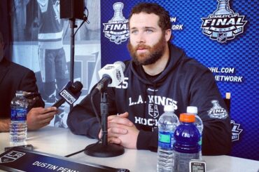 . @ dustinpenner25 parle de Twitter, Tom & Colin Hanks lors de la journée des médias. Aucune mention de p ...