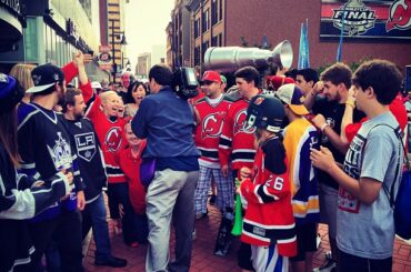 Les fans de #LAKings et #NJDevils acclament "Nous voulons la Coupe!" pour la télé ....