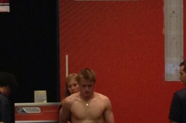 . @ mriles4 se faire prendre des mesures. Répondez-lui avec des questions et étiquetez-le #NHLProspec ...