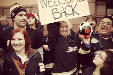 Ces fans de #NHLDucks étaient plutôt excités pour leur match d'ouverture à domicile ce soir contre ...