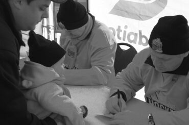 Steve Larmer, ancien de la LNH, signe pour ce chanceux petit partisan à Peterborough le #Hock ...