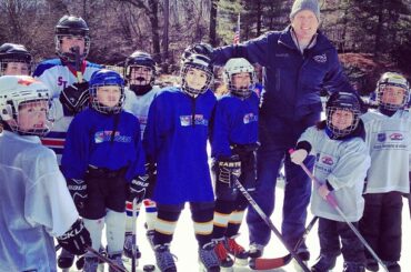 Jeremy Roenick et les enfants arrêtent de sourire pour une séance photo avec nous avant de patiner ...