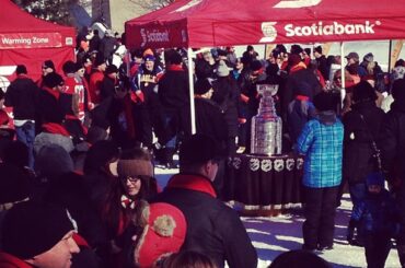 Lord Stanley attire toujours une foule. #HockeyDay #StanleyCup ...