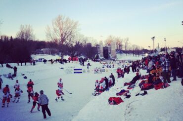 Le soleil commençait à se coucher mais ces enfants jouaient encore sur la patinoire du Dr ...