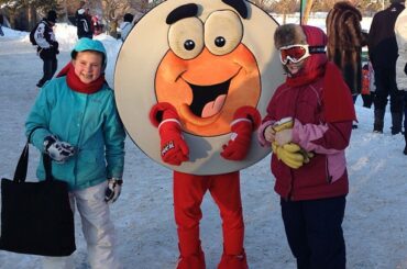Rien de plus canadien que de faire la fête avec Peter Puck dans la neige le #HockeyDay ....