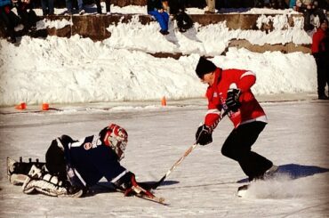 Oui! C'est HHOFer, Lanny McDonald, seul face à un jeune gardien de but sur le canal. #Hoc ...