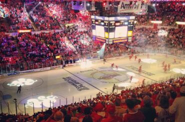 Les chants de "Let's Go Red Wings" éclatent au Joe dans l'émission d'avant-match. Jeu 6 de # ...