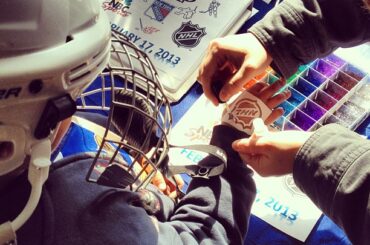 Faire une mini pause en patinant pour se faire tatouer dans la tente #NYR #HockeyDay! ...