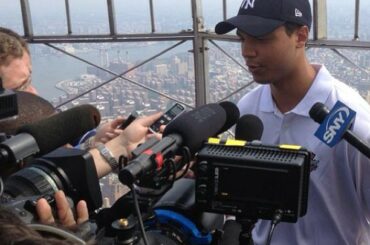 Seth Jones attire une foule de journalistes au 86ème étage de l'Empire State Building ...