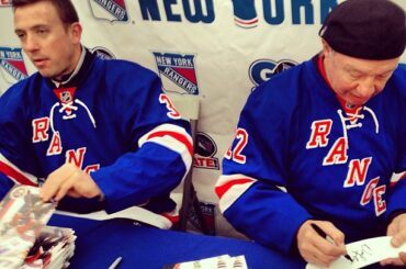 . @ Black Black et Nick Fotiu, de NYRangers, signent pour les jeunes fans à la tente #NYR ...