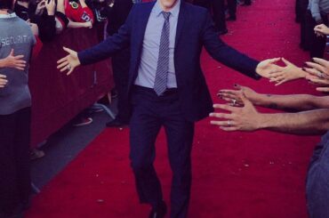 Le champion #StanleyCup, Andrew Shaw, arrive pour l'événement #Blackhawks Red Carpet ...
