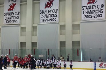 Rien de tel que les bannières de la Coupe Stanley @NHLDevils pour inspirer les jeunes p ...