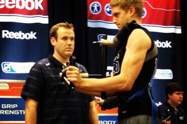 Anthony Mantha est attaché et prêt pour des tests de résistance du haut du corps. #NHL ...