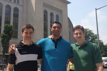 Jonathan Drouin, Seth Jones et Nathan MacKinnon se rendent au Yankee Stadium. ...