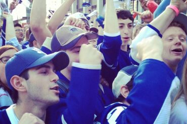 Le chant "Go Leafs Go" commence à la fête d'avant-match à Toronto alors que les fans de #Leafs célèbrent ...