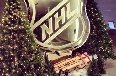 Cela commence à ressembler beaucoup à #HockeyHolidays dans les bureaux de la LNH. ...