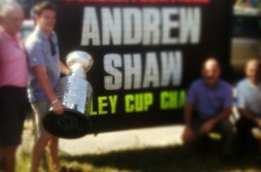 Andrew Shaw partage sa journée avec la #StanleyCup avec sa ville natale, #Belleville ....