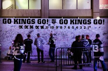 À l'extérieur du Staples Center ... Les fans se rassemblent pour rédiger des messages à l'intention des ...