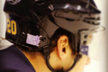 Alex Steen montre la décalcomanie #HockeyFightsCancer sur les casques des joueurs cette ...